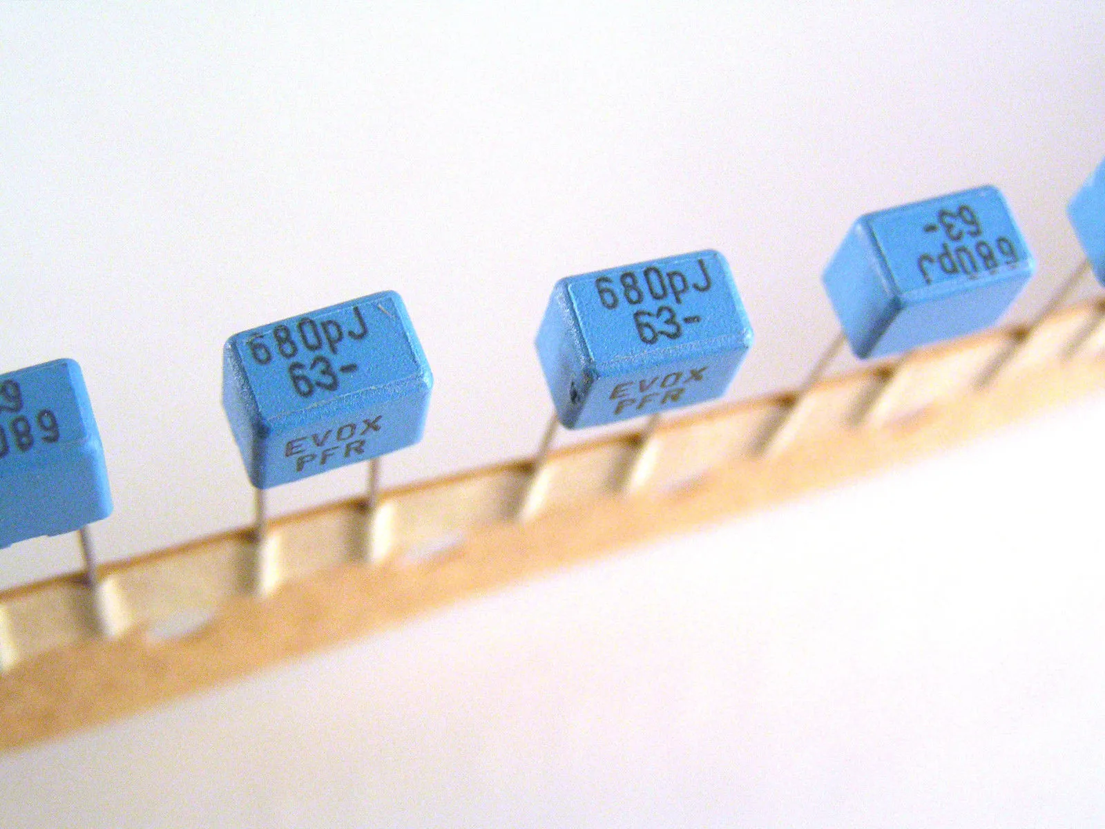 Evox Rifa PFR Polypropylene Film Capacitor 680pF 63VDC 5% Tol 10 Pieces OL0428 - Image 4